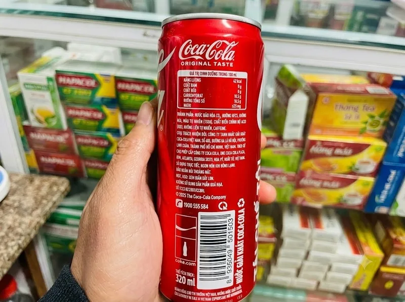 Đọc nhãn để biết 1 lon coca bao nhiêu calo và chứa bao nhiêu đường.
