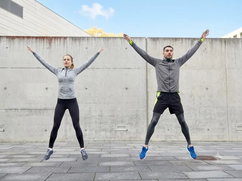 Jumping Jack giúp tăng nhịp tim bằng động tác bật chân và vươn tay