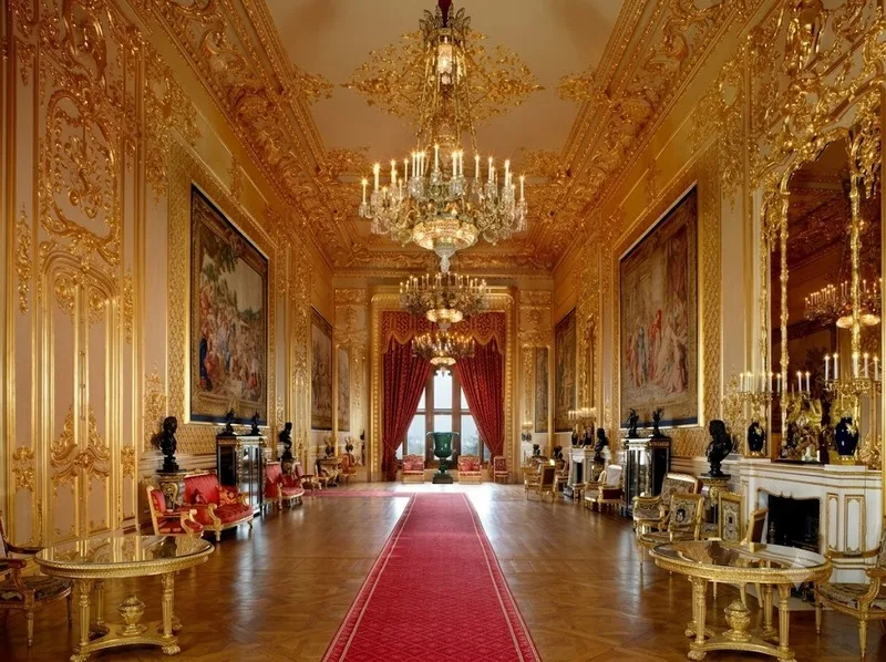 Các phòng nghi lễ bên trong cung điện Buckingham mang vẻ đẹp hoàng gia
